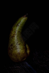 在黑背景的摄影棚上紧贴一个新鲜而健康的梨子水果图片