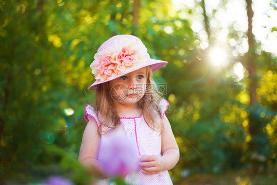 穿着粉红色帽子的可爱两岁女婴图片