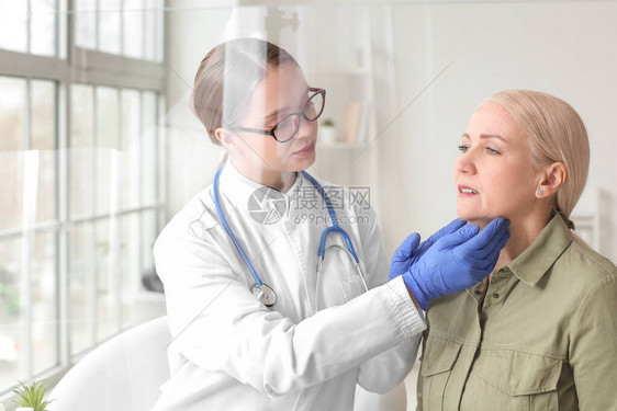 医生在诊所检查患有甲状腺问图片