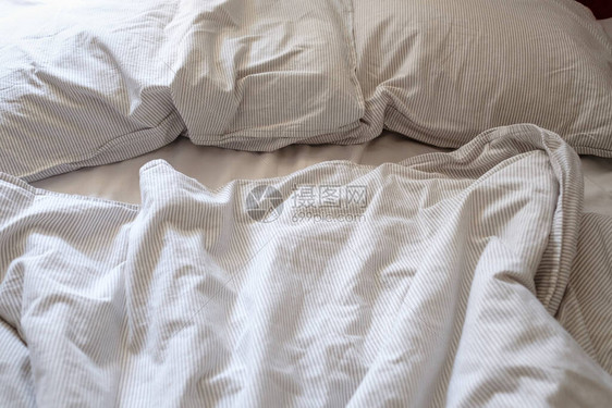 在旅馆睡在床上后棉图片