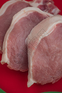 新鲜牛肉在板上生猪肉牛图片