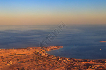 埃及Hurghada附近的红海阿拉伯沙漠和旅游度假胜图片