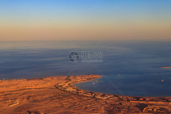 埃及Hurghada附近的红海阿拉伯沙漠和旅游度假胜图片