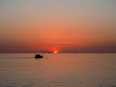 在美丽的海日夕阳背景下图片