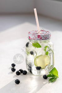 莫吉托蓝莓在玻璃杯图片