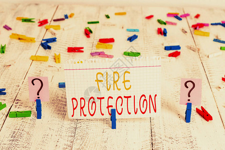 文字书写文本防火商业照片展示了为防止火灾变得具有破坏而采取的措施用纸夹放在木桌上图片