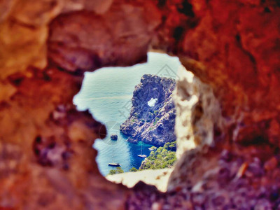 由自然窗口穿过岩石窗的岩石图片