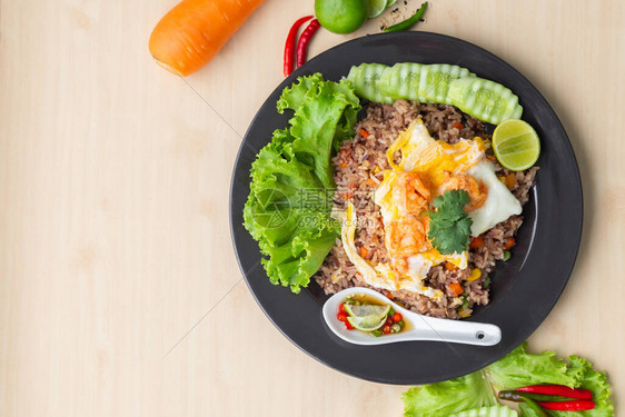 以泰语制作并服务于一份工作低卡路里健康食品Top图片