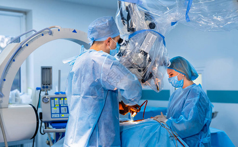 团队外科医生在手术室工作手术室的现代设备神经图片