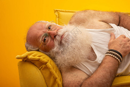 黄色背景上留着长胡子的老人留着白胡子的前辈长胡子的图片