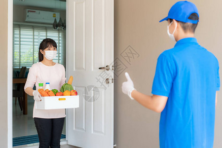 亚洲妇女拿起食品水果蔬菜饮料和大拇指图片