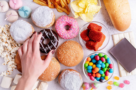 快餐概念不健康的食物不健康的食物和快餐与甜圈巧克力汉堡图片