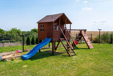 儿童在家庭花园旁游乐场可见的木屋图片
