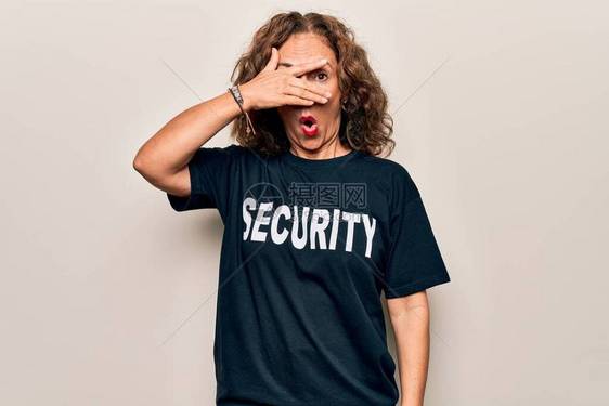 中年美女警卫穿着白色背景的安全T恤制服图片