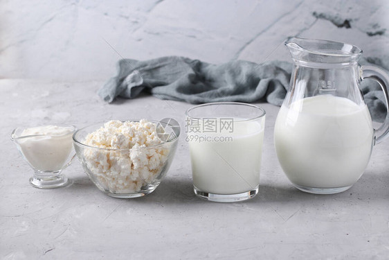 牛奶kefir或Ayran奶粉干酪和酸奶图片