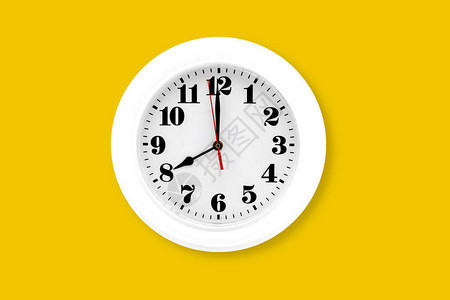 现代挂钟白色隔离在黄色背景时间和时期办公室钟表和带小时和分钟时针对背景图片