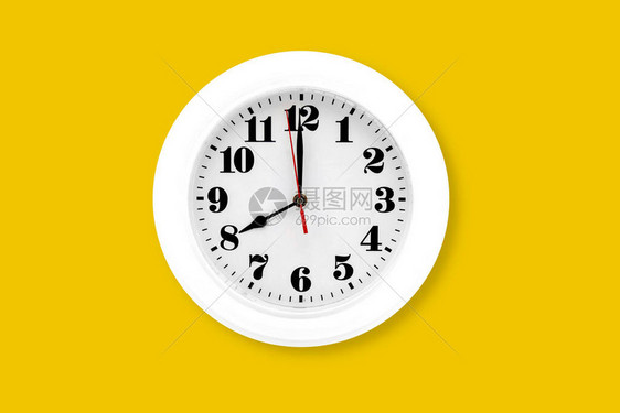 现代挂钟白色隔离在黄色背景时间和时期办公室钟表和带小时和分钟时针对图片