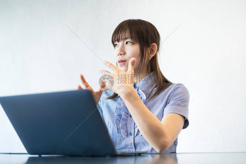 使用笔记本电脑和互联网在线交流的亚洲女图片