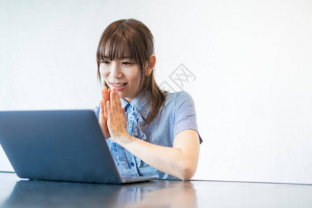 使用笔记本电脑和互联网在线交流的亚洲女图片