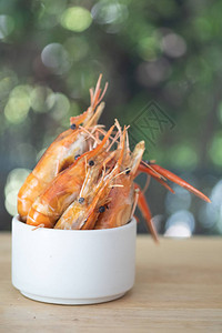 格里尔河虾或泰国虾在木桌上的图片