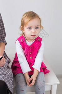 孩子和童年的概念可爱的女孩穿着粉色图片