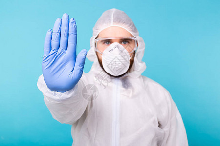 医生或实验室科学家身穿生物危害防护服图片