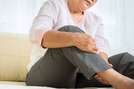 高龄妇女在家中的腿痛高年级概图片