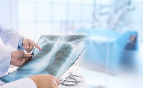 在手术室检查病人的肺部射线X光片时图片