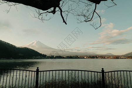 富士山景和川口子湖的风景图片