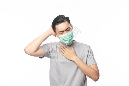 身着卫生面具的亚洲年轻人喉咙痛图片