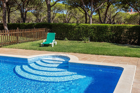 花园家庭游泳池的一部分在暑图片