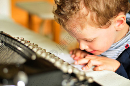儿童学习用打字机背景图片