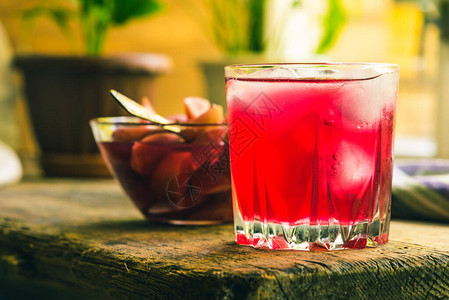 乡村背景下加冰的红色水果饮料图片