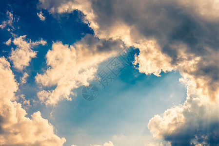 太阳光线和蓝天与戏剧云彩图片