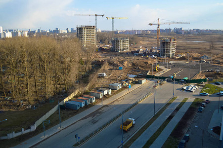 大型建筑的顶视图有起重机和建筑物的大都市大城市的混凝土整体框架面板图片