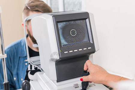 医学眼科概念病人检查她的视力图片