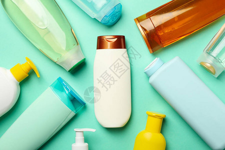 薄荷背景上的空白瓶化妆品图片
