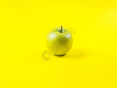 黄褐色背景的新鲜绿苹果健康饮食最低概念维他命Vit图片