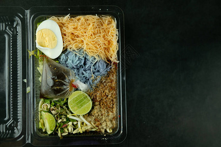 盒装香草和蔬菜的泰国南部风味米饭图片