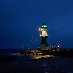 德国瓦尔内明德海岸西部码头的灯塔Mole图片