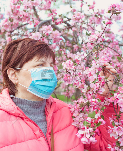 春天盛开的粉红色苹果树旁图片