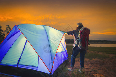 女背包在沼泽露营浪漫气氛中看日落在山上露营的放松时间度假活动和远足概念添加噪声效果和胶图片