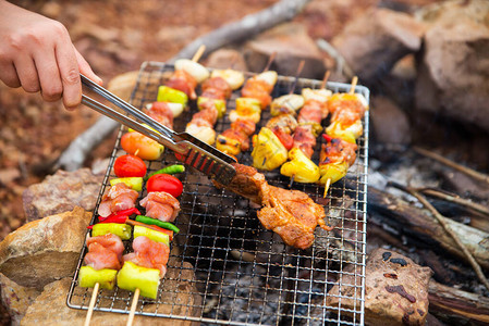 BBQSteak肉类烤肉在自然灾气氛中露营放松时间在山上露营图片