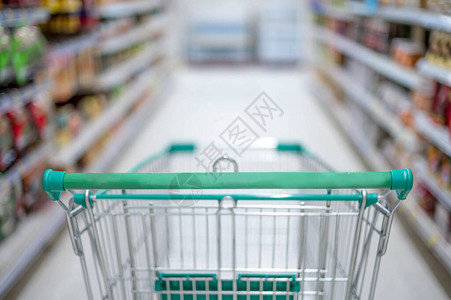 购物者在超市恐慌买家中选择食物囤积食物背景图片