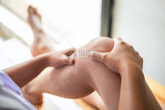 医生或物理治疗师工作检查治疗运动员男患者受伤的腿图片
