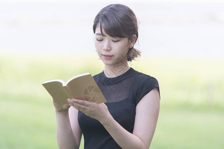 亚裔日语女大学生在公图片