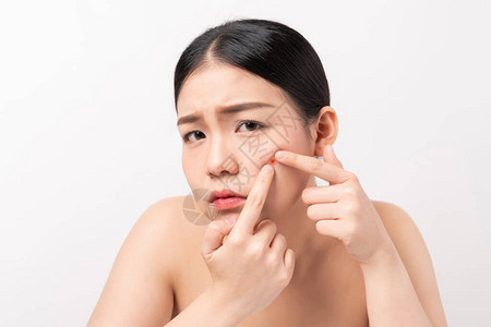 亚洲女挤压脸部的皮条皮肤护理图片