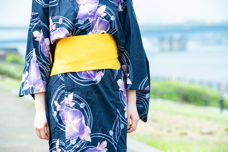 亚裔日语妇女穿着日本传统服装到城图片