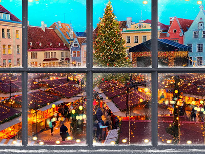 西湖全景圣诞塔林旧市政厅广场在窗框绿树和爱沙尼亚假日旅游背景