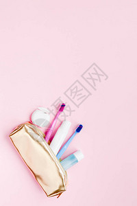 金色旅行化妆包套装中的牙齿卫生和口腔牙科护理产品图片